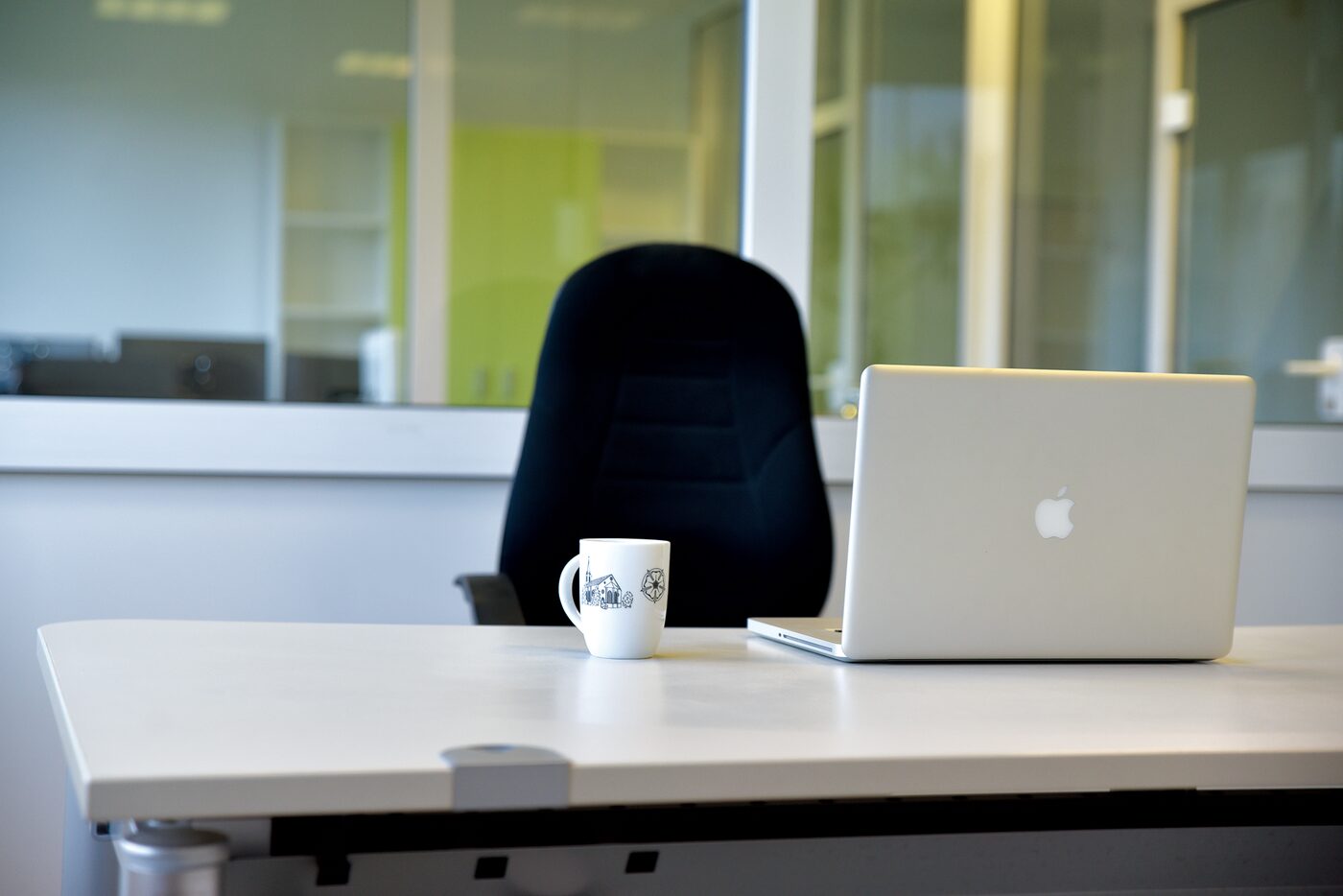 Arbeitsplatz in der Coworking-Area von Coworking Detmold, Glastrennwand und Tageslicht