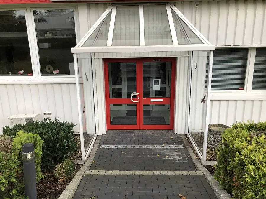 Verglaster Eingangsbereich von Coworking Detmold am Gelskamp 14